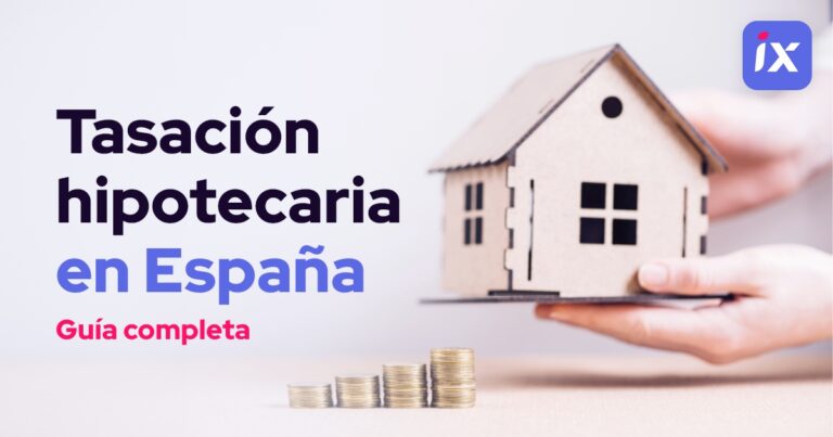 Mano sosteniendo una casa con unas monedas en el piso para representar la Tasación hipotecaria en España